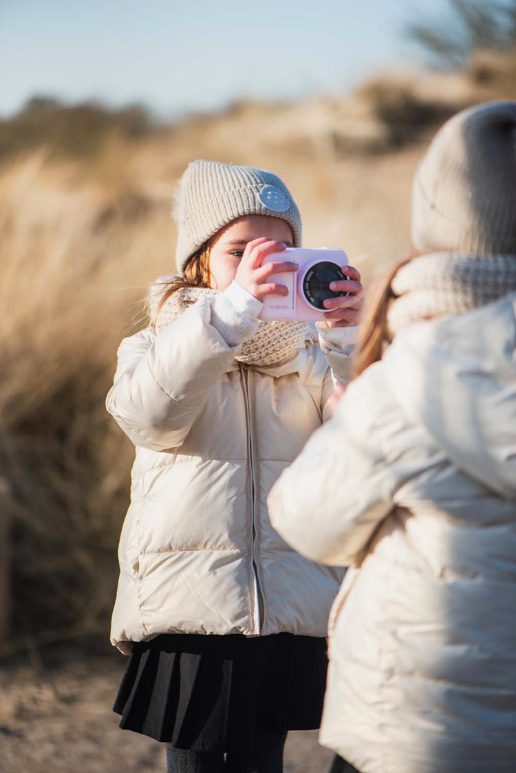 Enfant tenant un appareil photo licorne avec impression instantanée
