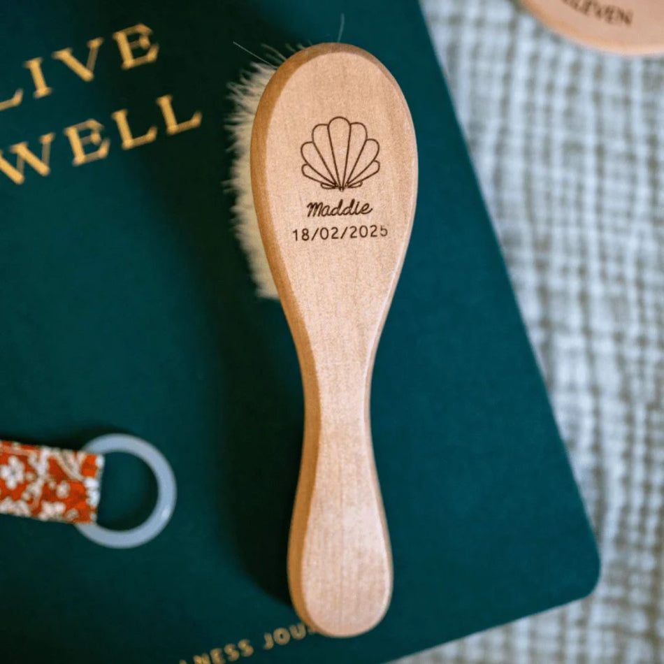 Brosse bébé en bois personnalisée prénom April Eleven avec accessoires, idée cadeau de naissance made in France