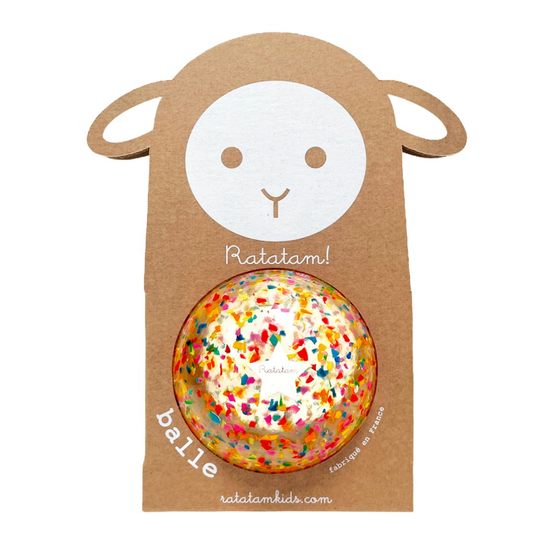 Cadeau bébé. Ballon confetti multicolore Ratatam et son packaging en carton petit mouton. Fabriqué en france à partir de ballons recyclés. Balle de diamètre 10 cm. Ballon Ratatam.