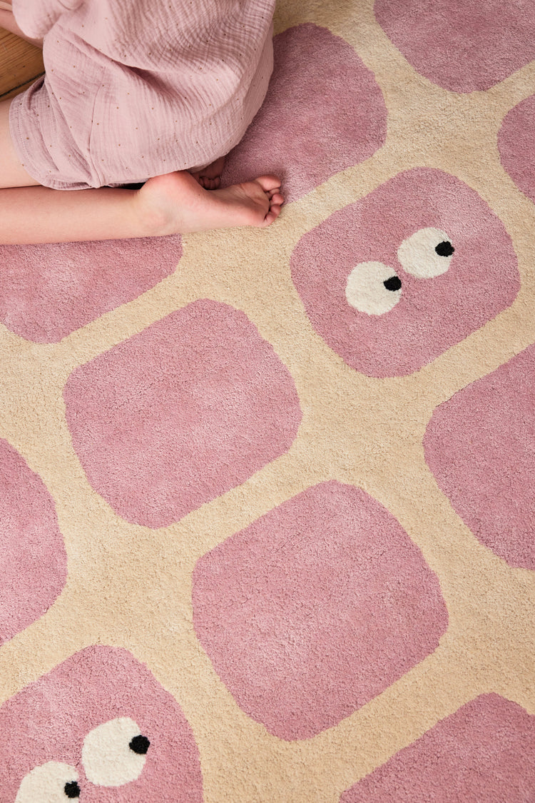 Tapis pour chambre enfant en coton bio. Bleuu-studio, marque française engagée pour préserver l'environnement. Coton biologique. Motifs originaux. Coloré rose.