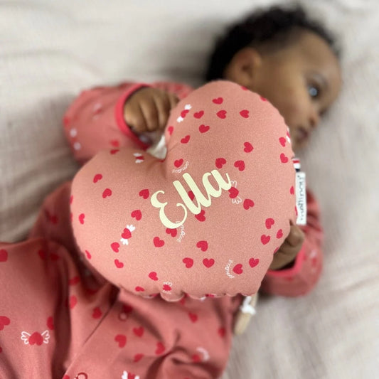 Bébé serrant un coussin cœur musical personnalisé Ella, cadeau de naissance plein d’amour