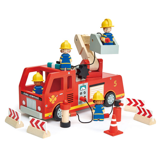 Camion de pompier en bois avec bras télescopique, 4 personnages pompiers et accessoires de signalisation. Tender Leaf Toys. Jouets en bois écoresponsables.