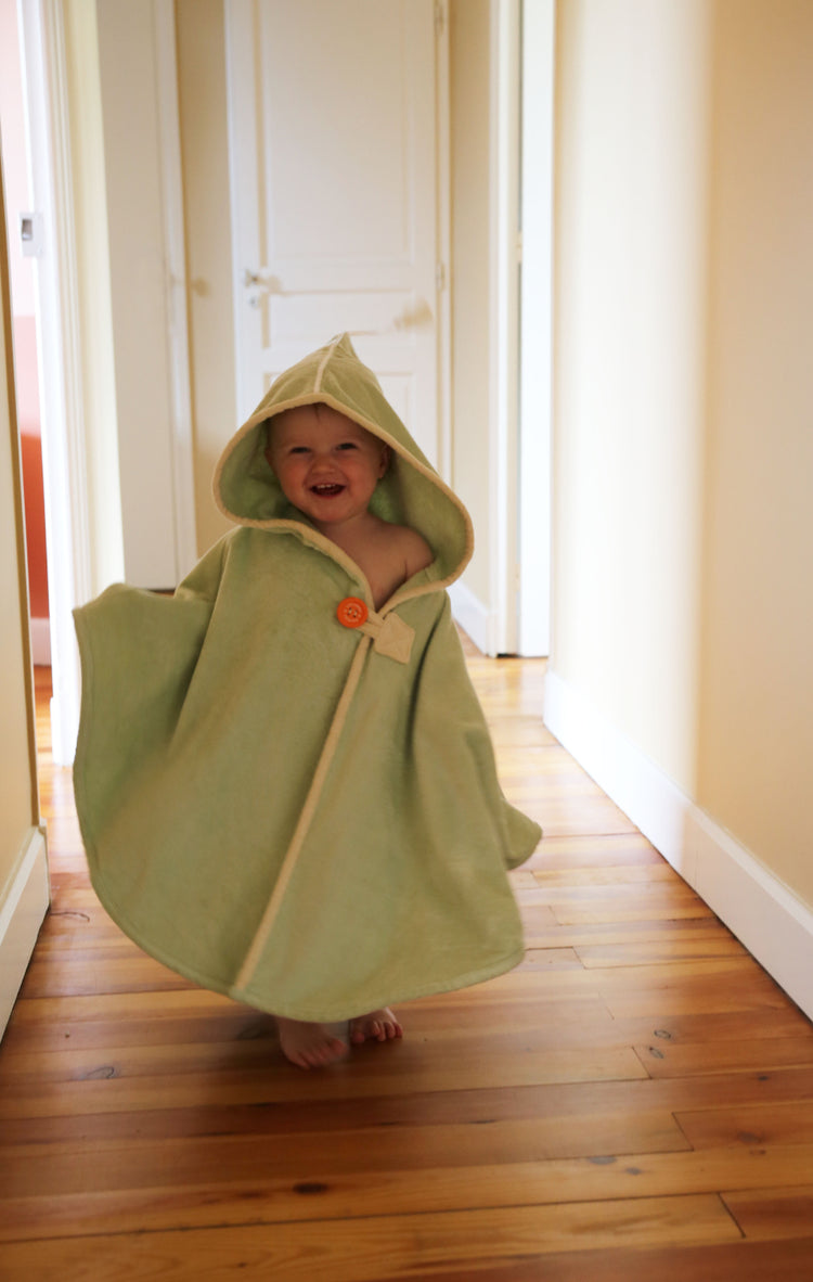 Cape de bain bébé personnalisée vert clair avec capuche et bouton