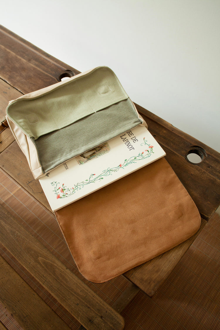 Cartable maternelle a4. Idéal pour accueillir le nécessaire d'une journée réussie : 3 poches à l'avant pour goûter gourde et doudou, une grande poche centrale pour un livre A4 ou une tenue de rechange. L'Oiseau Bateau.