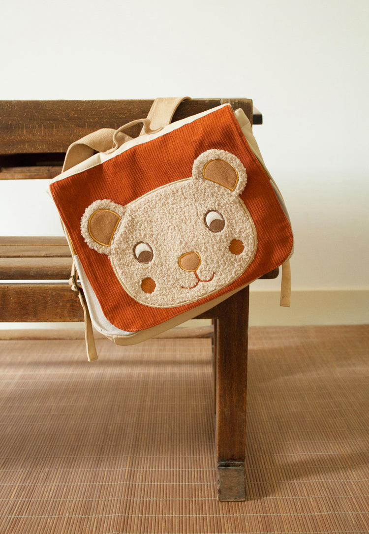 Cartable ourson en tissu léger pour maternelle petite section. Adorable motif ourson bouclette. Couleurs chaleureuses terracotta et jaune. Une création originale de la marque française L'Oiseau Bateau.