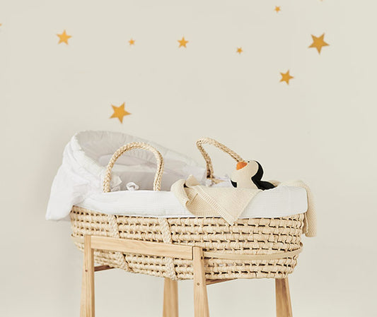 Idée cadeau naissance pour chambre bébé vintage. Couffin en osier naturel sur pied. Pratique et élégant. Couffin Mokee.