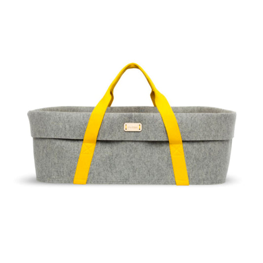 Couffin naissance coloré, en laine naturelle. Souple, léger, facile à transporter dans la maison avec ses anses colorées. Une belle idée cadeau pour la naissance de bébé.