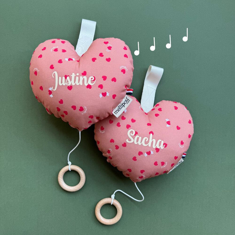 Deux coussins cœur musicaux bébé personnalisés aux prénoms Justine et Sacha, idée cadeau de naissance
