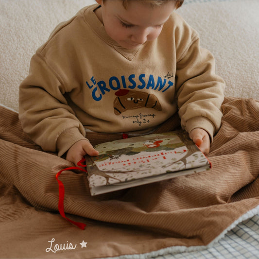 Couverture bébé personnalisée en velours marron clair, avec motif étoile. Idée cadeau naissance automne hiver.