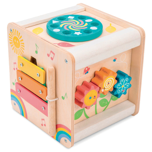 Petit cube d'activités pour enfant. Idéal pour stimuler curiosité, imagination et développer motricité fine. Bois d'hévéa massif durable. Jouet écoresponsable.