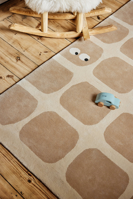 Tapis chambre enfant, motifs ludiques et amusants. Bidules, coloris beige. Bleuu-Studio.