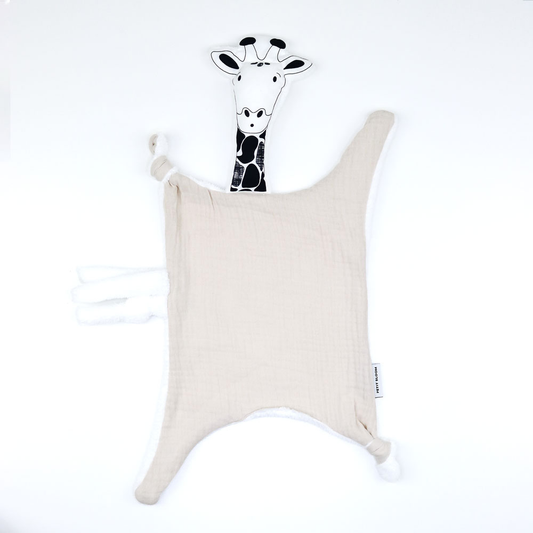 Doudou girafe en coton bio. Eco-responsable, fabriqué en France. En gaze de coton bio de couleurs crème, verso éponge bambou blanche et tête en coton bio imprimée tête de girage à l'encre naturelle. Doudou girafe noir et blanc.