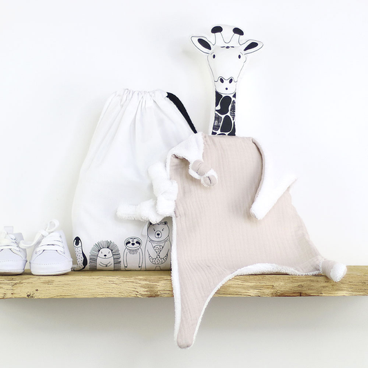 Doudou girafe en coton bio. Doudou plat couleur beige, mixte fille ou garçon. Cadeau naissance original. Gaze de coton et coton bio. Eponge bambou.