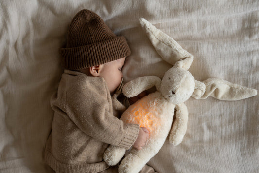 Doudou Moonie lapin beige sable avec sons de la nature et musique classique pour un sommeil paisible.