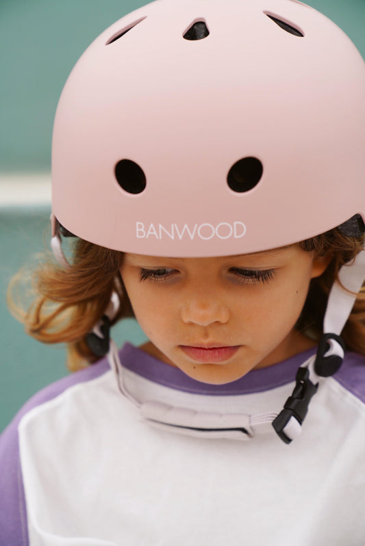 Enfant en promenade avec trottinette enfant rose Banwood