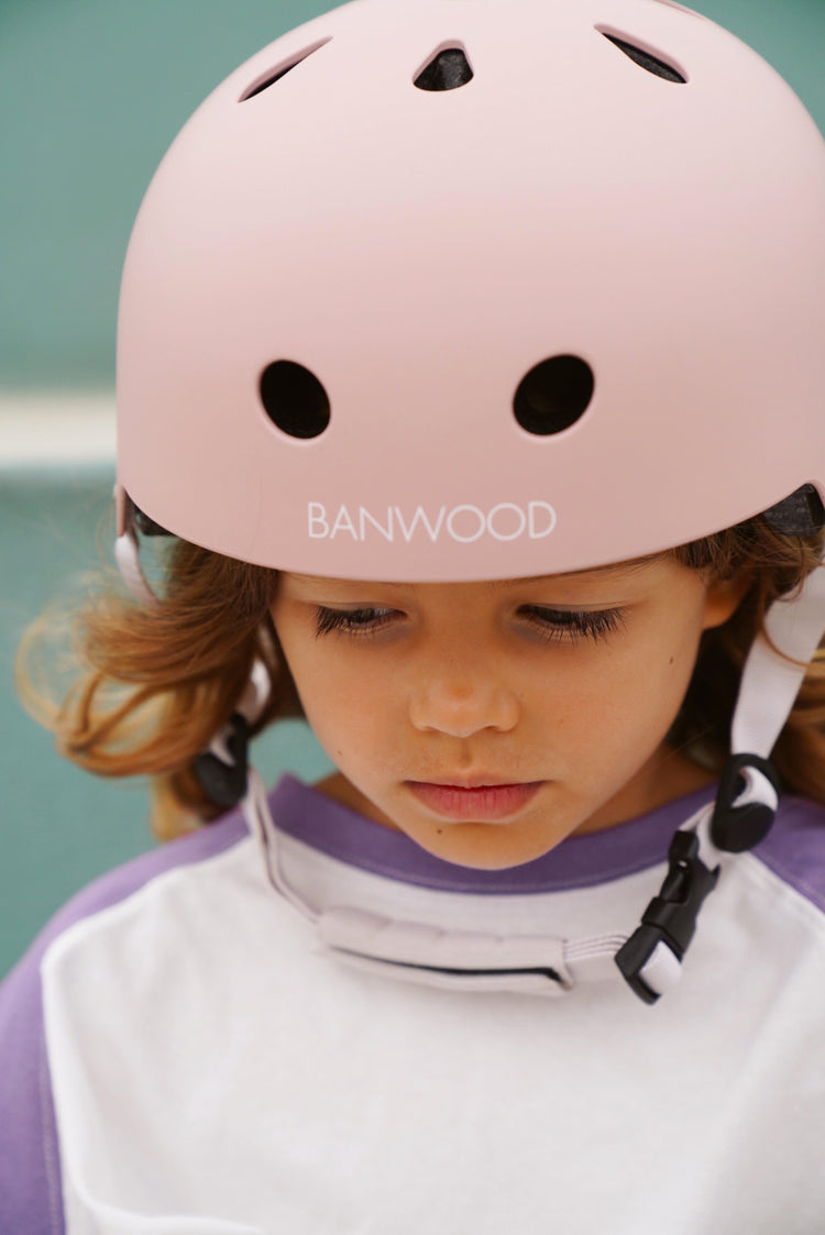 Enfant en promenade avec trottinette enfant rose Banwood