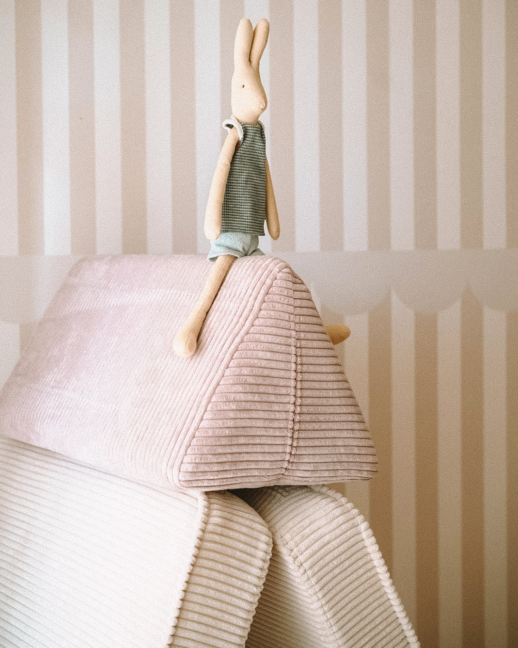 Détail du fauteuil chauffeuse enfant Shappy en velours côtelé Lollipop pastel avec peluche lapin décorative