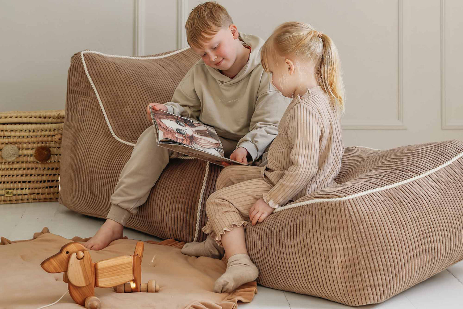 Fauteuil enfant Kumo couleur chocolat en velours côtelé Shappy pour coin lecture et moments en famille