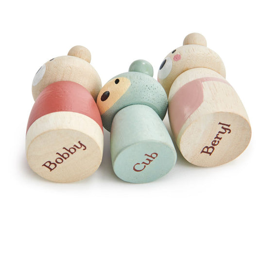 Figurines oursons en bois avec noms gravés sous les personnages