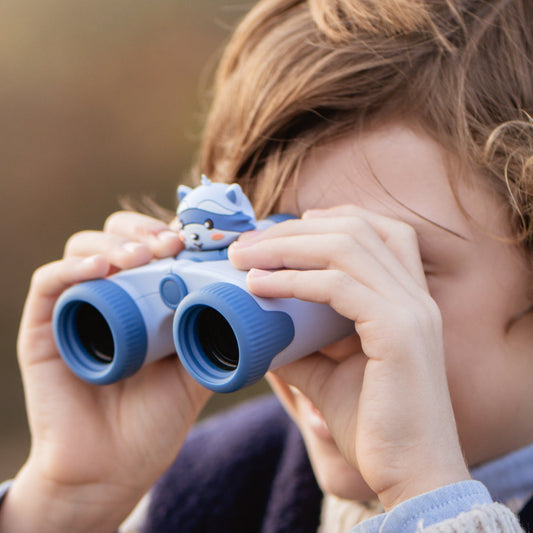 Enfant observant la nature avec des jumelles bleues Raton laveur The Zoo Family
