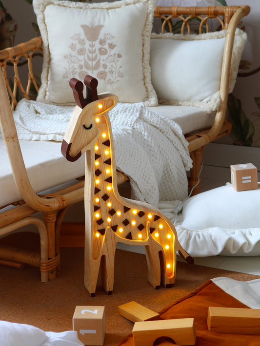 Ambiance cosy avec la lampe girafe allumée