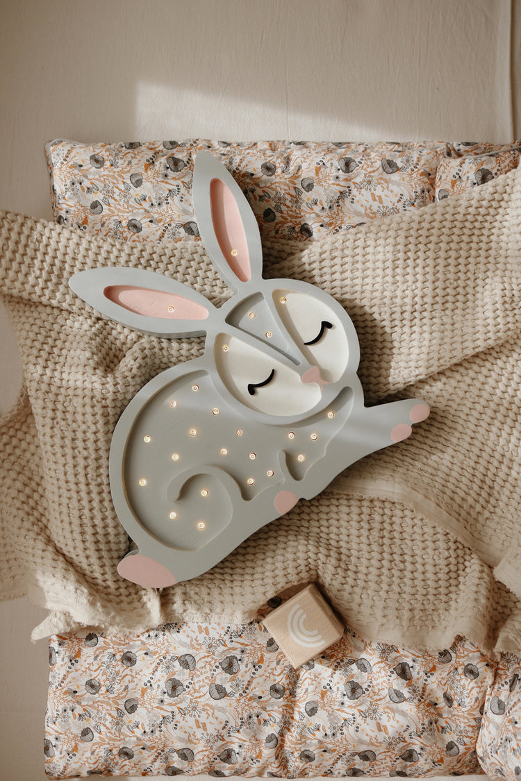 Lampe veilleuse lapin gris en bois, fabrication artisanale haut de gamme