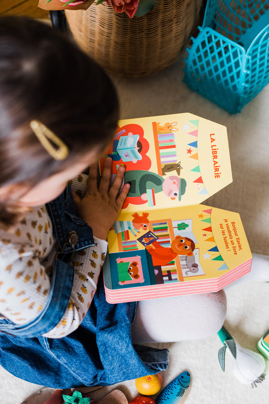 Livre pour enfant, découvrir le monde et les boutiques de son quartier. Commerces de proximité comme la librairie. Editions Palomita, maison d'édition française spécialisée dans les livres pour enfants. Couleurs vives. Textes simples. Idéal pour enfant.