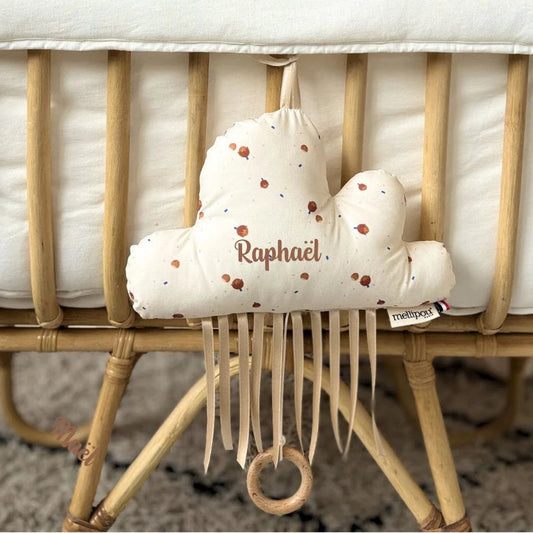 Nuage musical bébé Harry Potter personnalisé Raphaël accroché à un berceau, déco chambre bébé made in France