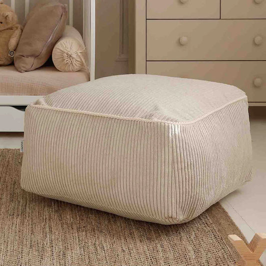 Ottoman Kumo Shappy vanille dans une chambre bébé beige et naturelle