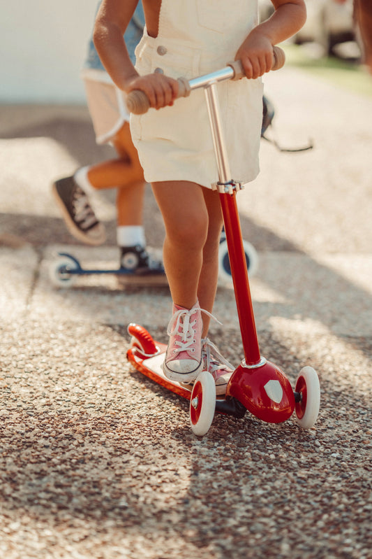 Trottinette rouge Banwood avec guidon ajustable et roues stables