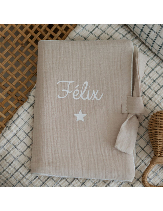 Protège carnet de santé personnalisé beige. Idée cadeau naissance made in France.