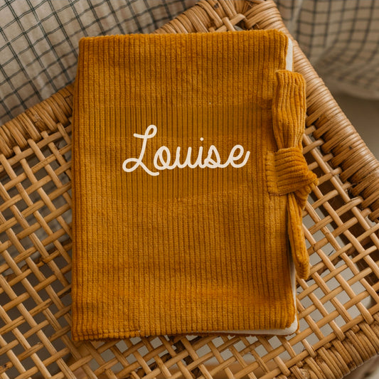 Protège carnet de santé personnalisé en velours moutarde, confection et personnalisation en France.