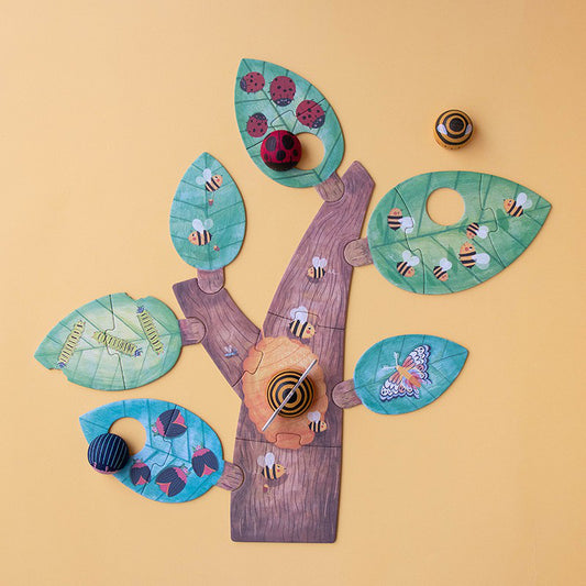 Puzzle arbre assemblé avec ses feuilles, sa ruche et ses figurines en bois abeille, coccinelle et scarabée