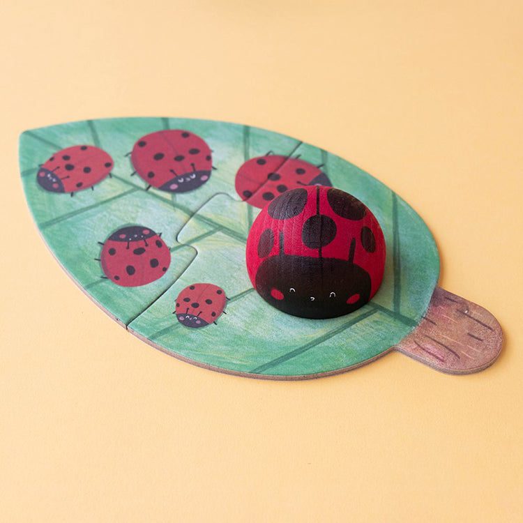 Puzzle feuille illustrée de coccinelles avec sa figurine en bois encastrée, jeu d'éveil dès 2 ans