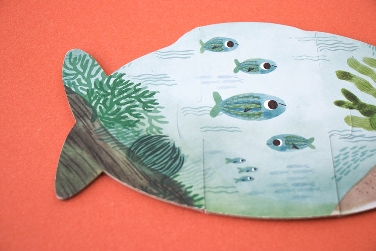 Zoom sur le verso du puzzle poisson. Des matériaux respectueux de l'environnement. Dessins poétiques et amusants.