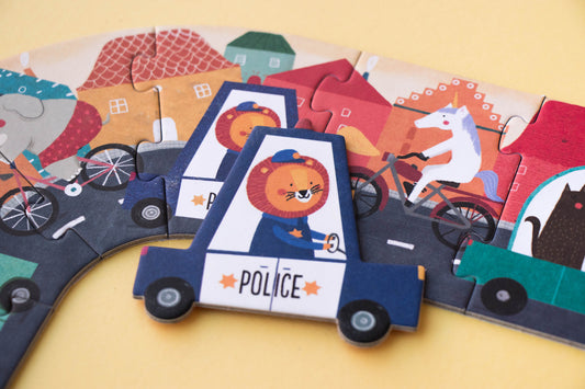 Puzzle pour enfant 4 ans. Thème véhicule : ici une voiture de police et un policier lion. Amusant, éducatif, écofriendly.
