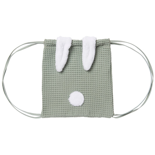 Un premier sac à dos idéal pour apporter une touche de mignonnerie à la tenue de rentrée de votre bébé ! Sac à dos en nid d'abeille coton gaufré vert de gris, oreilles et pompon blanc aspect peluche.