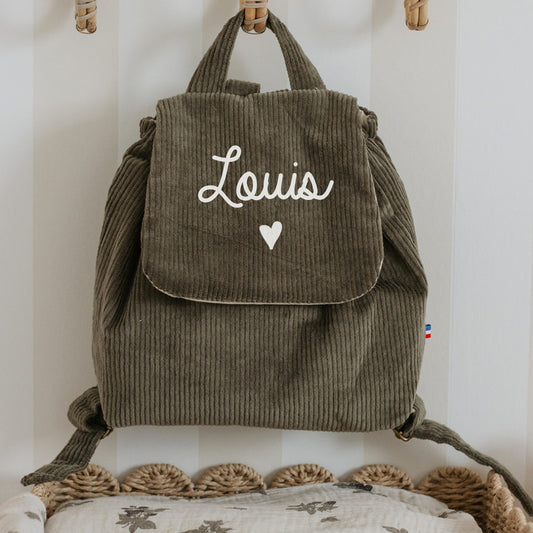 Sac à dos maternelle personnalisé velours cotele kaki, motif cœur, suspendu dans la chambre, pratique au quotidien.