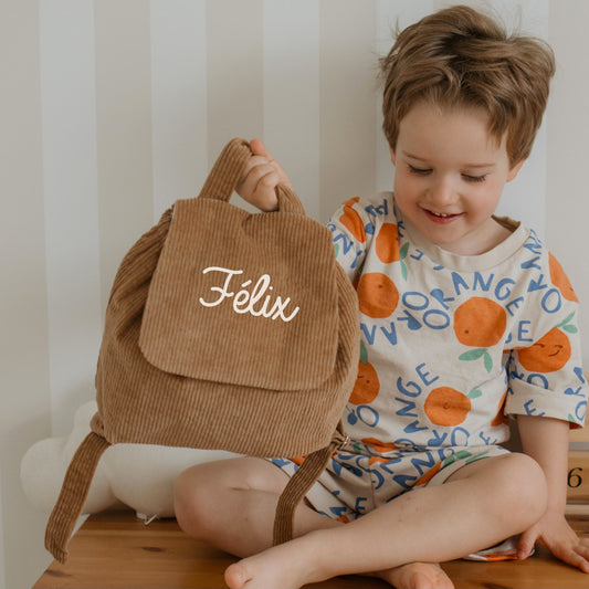 Sac à dos velours côtelé enfant, look automne marron clair, porté par un enfant, bretelles réglables.