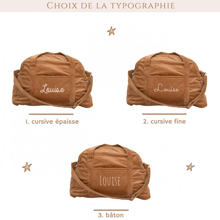 Personnalisation au prénom avec typographie au choix sur sac de voyage bébé.