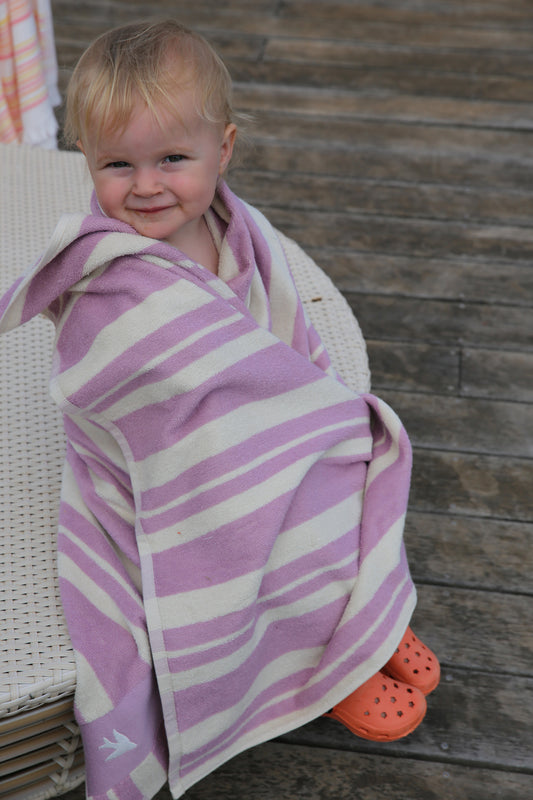 Bébé enveloppé dans une serviette enfant rayée parme personnalisée, sortie de bain douce et moelleuse