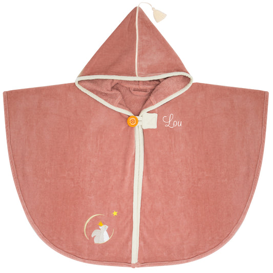 Sortie de bain bébé fille en éponge Oeko-Tex, cape personnalisée au prénom brodé en France. Couleur terracotta, motif petit écureuil couronne.