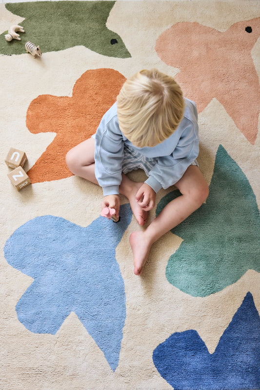 Tapis enfant beige bleu, motifs oiseaux. Idée déco chambre enfant.