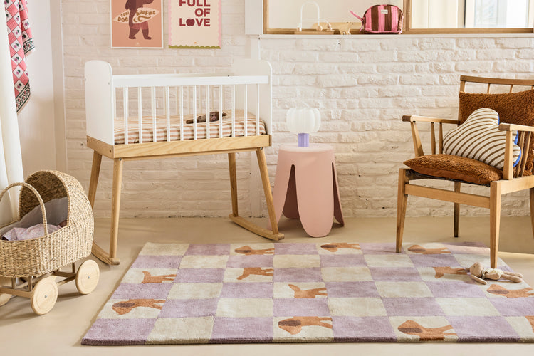 Tapis original chambre enfant, damier beige et mauve lila. Motifs originaux. Inspiration chambre vintage.