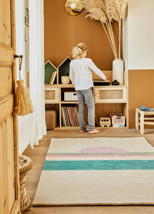 Tapis chambre enfant fille ou garçon, motif coucher de soleil vert et rose sur fond beige. Tapis durable, en coton bio, fabriqué dans un atelier éthique et écoresponsable. Bleuu-studio, marque française de tapis pour enfant.