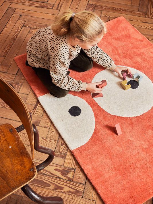 Tapis enfant en coton bio certifié. Modèle original avec grands yeux sur fond de couleurs Terracotta. Mixte chambre garçon ou fille. Ambiance chaleureuse et réconfortante. Bleuu-studio.