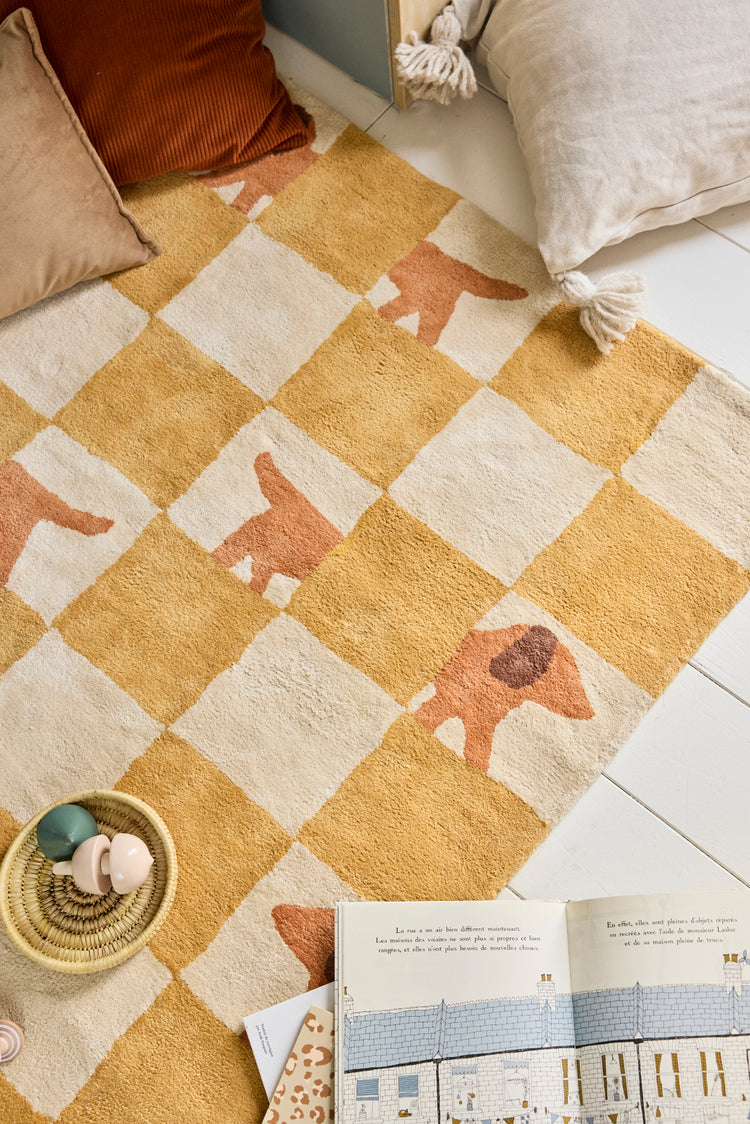 Tapis pour chambre d'enfant, vintage original. Damier beige et jaune. Création Bleuu Studio.