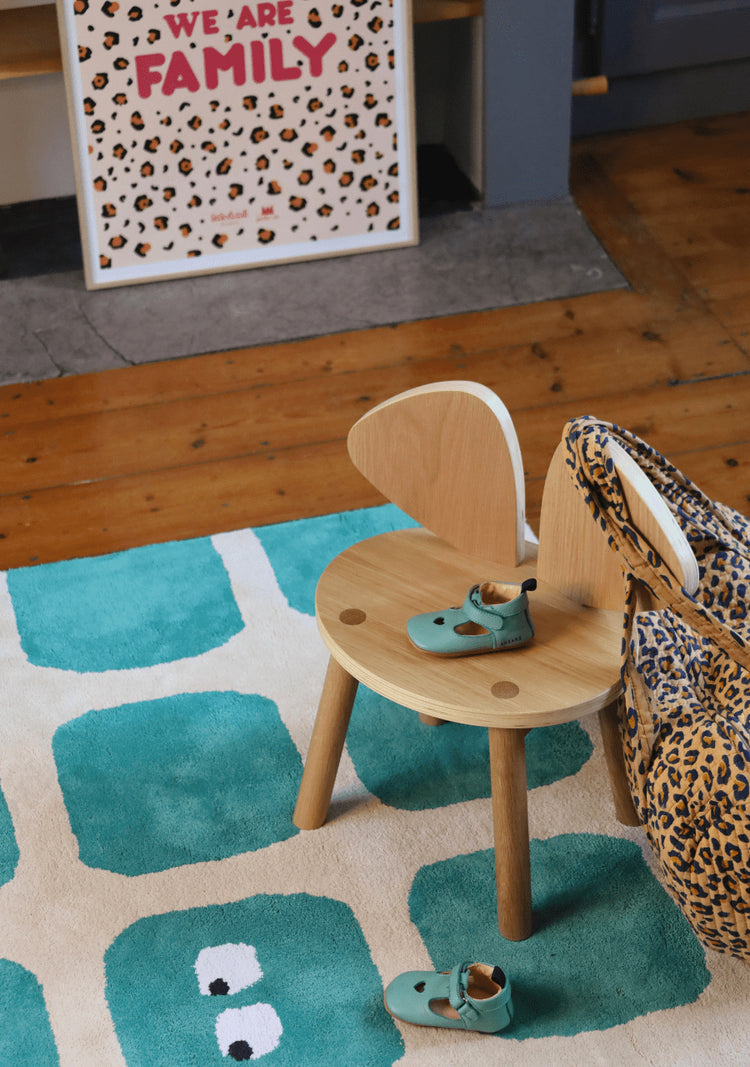 Tapis sain pour chambre bébé, en coton biologique. Fabrication éthique et écoresponsable. Idéal pour décorer une chambre bébé garcon ou fille. Vert profond, fond beige.