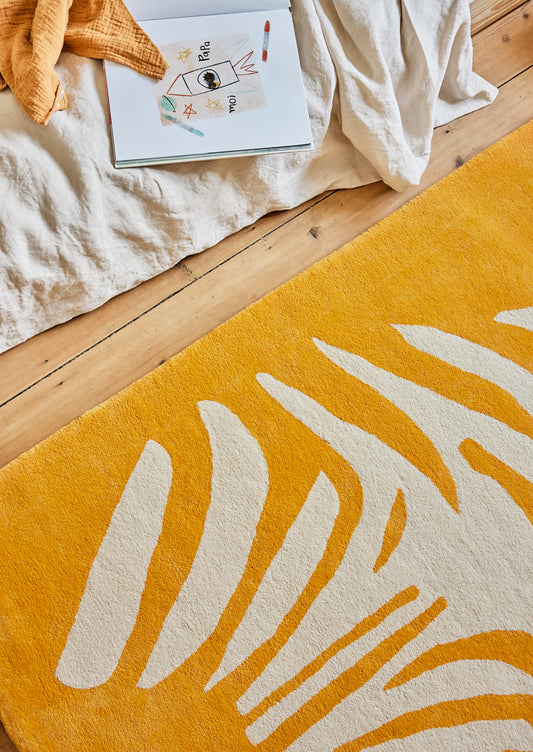 Tapis pour enfant en coton biologique. Epaisseur idéale pour aspirer sans difficulté. Motif amusant et stylé rappelant le zèbre. Couleur pétillante jaune abricot peps.