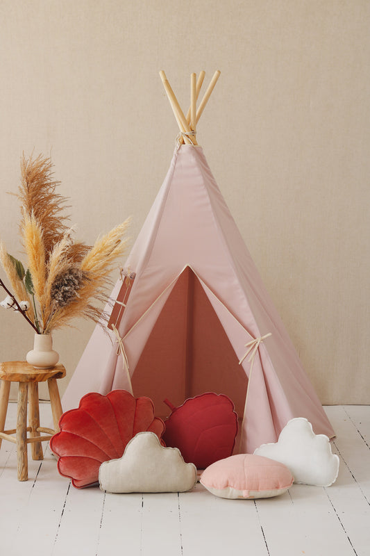 Tipi rose en coton bio monté avec tapis et coussins. Décoration chambre enfant élégante.
